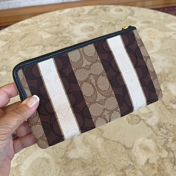 Coach Large Corner Zip Wristlet Wallet Signature Jacquard with Stripes- Unused - Picture 4 of 16